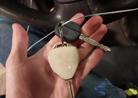 2010 Toyota Matrix z USA, uszkodzony, nr VIN 2T1KU4EE4AC369783